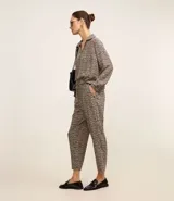 Blusa de crepé con estampa de cuadros pied-de-poule, cuello polo y mangas largas.