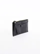 Billetera negra con textura de cocodrilo, cierre dorado y correa de mano.