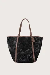 Bolso tipo tote de red color negro con detalles en cuero sintético color marrón.