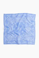 Pañuelo cuadrado celeste con estampado de cachemira en blanco.