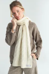 Bufanda marrón de tejido de punto industrial con diseño de ochos cruzados.