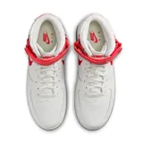Championes Nike Air Force 1 Alto Evo para hombre, color blanco con detalles en rojo. Diseño de caña alta con correa ajustable en el tobillo y cámara de aire visible en la entresuela.