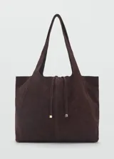 Bolso shopper de gamuza marrón chocolate, con doble asa corta y asa de hombro. Tiene cierre de cremallera y lazo ajustable.