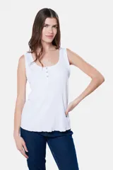 Musculosa lisa color lila en tela rib con botones a presión y corte relajado.