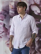 Camisa de manga larga color rosa con rayas verticales blancas, cuello clásico y bolsillo en el pecho. Cierre frontal con botones.