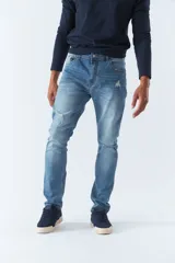 Pantalón jean negro de corte recto, tiro medio, con logo bordado y presillas para cinturón.