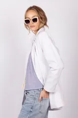 Blazer largo color blanco con bolsillos frontales.
