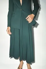Falda midi verde oscuro con tablas, de tiro alto y cierre trasero con cremallera oculta.