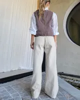 Pantalón de jean celeste de corte palazzo con costuras verticales en el frente.