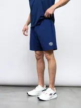 Bermuda de entrenamiento azul marino con escudo del Club Nacional de Football en la pierna izquierda. Confeccionada en tejido four-way stretch de poliéster y elastano.