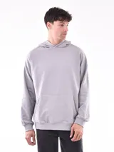 Hoodie azul de corte clásico con capucha y bolsillo frontal.