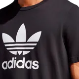 Remera de algodón negra con logotipo del trébol de adidas en el frente, de corte clásico.