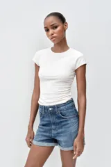 Bermuda de jean celeste, tiro alto, corte mom fit, con trabillas y cinco bolsillos.