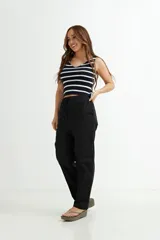 Pantalón blanco de lino y viscosa, de corte ancho y largo cropped.