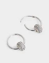 Aros tipo argolla bañados en plata con incrustaciones de circonitas cúbicas.