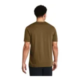 Remera color arena de Under Armour, con logo de la marca estampado en el pecho con patrón de camuflaje.
