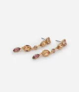 Aros largos dorados con cristales artificiales de diferentes formas geométricas en tonos rosa y naranja.