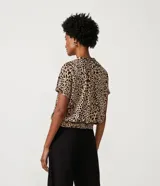 Blusa de crepé color beige con estampado de leopardo, escote en V, manga corta y bajo elástico.