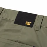 Pantalón de gabardina color verde oliva, corte recto, con bolsillos laterales, traseros y utilitario en el muslo. Cierre con cremallera y botón.