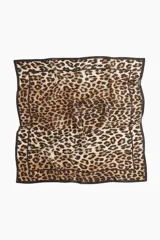 Pañuelo cuadrado de tela suave con estampado de leopardo y borde liso en color marrón oscuro.
