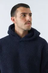 Canguro marrón de sherpa polar con capucha, bolsillo tipo canguro y logo de goma en la manga.