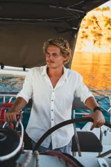 Camisa azul marino de lino con manga larga y botones de coco natural.