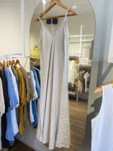 Vestido largo de la marca Purolino confeccionado en 100% lino de color celeste, con escote en V y tirantes finos. Posee un corte holgado y caída fluida.