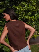 Chaleco color beige claro de lino con botones.