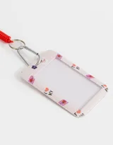 Llavero con portatarjeta estampado con diseño de gatos y flores, incluye strap de resorte color rojo.