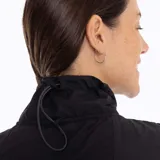 Buzo celeste con cuello alto, cierre de cremallera, elástico ajustable en la cintura y bolsillos laterales.