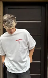 Remera color crema de corte holgado con estampado en rojo en la espalda con el texto "Ittaistars European Tour by Ittai Stars Company".