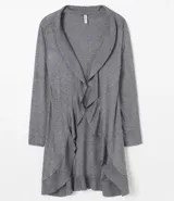 Cardigan largo color gris con mangas largas y detalle de volados en el frente.