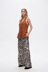 Pantalón ancho de viscosa con estampado abstracto en tonos marrones y blancos, de tiro alto y corte palazzo.