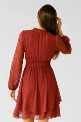 Vestido corto negro de poliéster con cuello polera, mangas abullonadas y falda con volados.