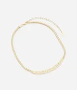 Collar corto dorado con cadena serpiente y placa con strass de diferentes formas.