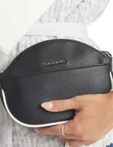 Cartera tipo bandolera de eco cuero con silueta de media luna, color beige y detalles en marrón claro. Incluye un monedero/tarjetero independiente en el bolsillo frontal y una cadena decorativa de eslabones dorados.