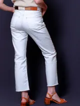 Pantalón de jean blanco con corte recto, tiro alto y terminación desflecada.