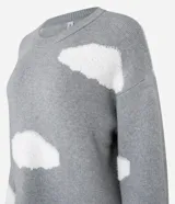 Suéter gris de punto con estampa de nubes blancas, cuello redondo y mangas largas.