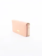 Billetera larga color rosa viejo con cierre de cremallera y aplique metálico dorado.