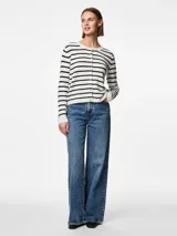 Cárdigan de punto con rayas horizontales negras y blancas, cuello redondo y cierre frontal con botones dorados.