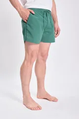 Short de baño corto color verde con cintura elastizada y cordón ajustable.
