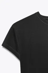 Camiseta marrón de algodón, de cuello redondo y manga corta.