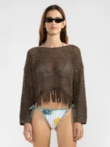 Sweater tejido de algodón color marrón con lúrex dorado, corte crop, mangas largas y flecos en el ruedo.