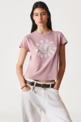 Camiseta color lila de algodón, con cuello redondo y mangas cortas. Estampado frontal con diseño varsity en color blanco con el texto "Zara A Coruña Est. 1975".