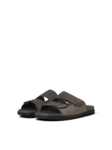 Sandalias de cuero grises con doble tira ancha y suela plana.