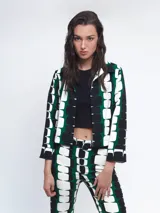 Chaqueta corta de crepé con estampado geométrico en verde, blanco y negro, manga tres cuartos y cuello camisero.