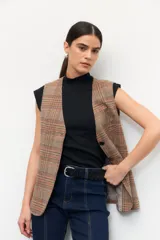 Polera sin mangas de algodón, con cuello alto y diseño entallado.