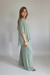Pantalón palazzo verde agua de lino con cintura elastizada.