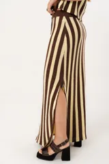 Pollera larga tejida a rayas verticales color chocolate y crema, con pretina elástica y tajos laterales.