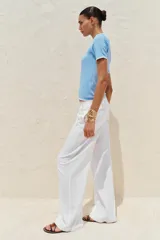 Remera blanca de punto con cuello redondo y mangas cortas con ribete negro en cuello, mangas y ruedo.